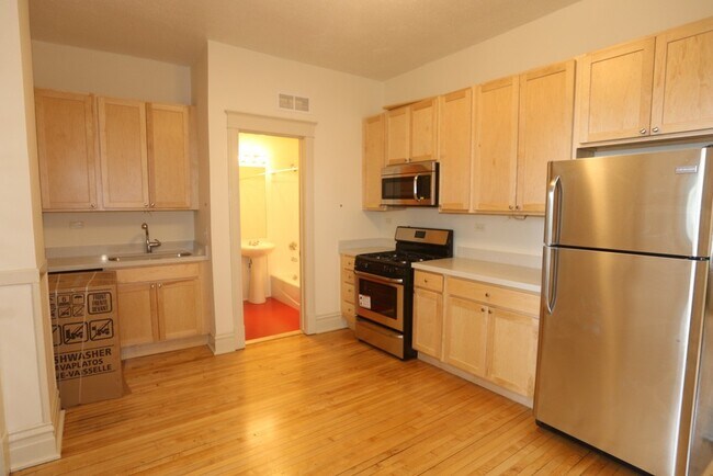 1935 W Berenice Ave, Unit M00H in Chicago, IL - Building Photo - Building Photo