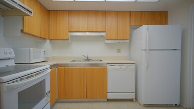 65-2165 Harbour Square in Toronto, ON - Building Photo - Building Photo