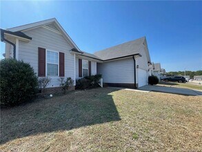 1465 Avoncroft Dr in Fayetteville, NC - Building Photo - Building Photo