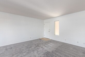 526 Calle Montecito in Oceanside, CA - Building Photo - Building Photo