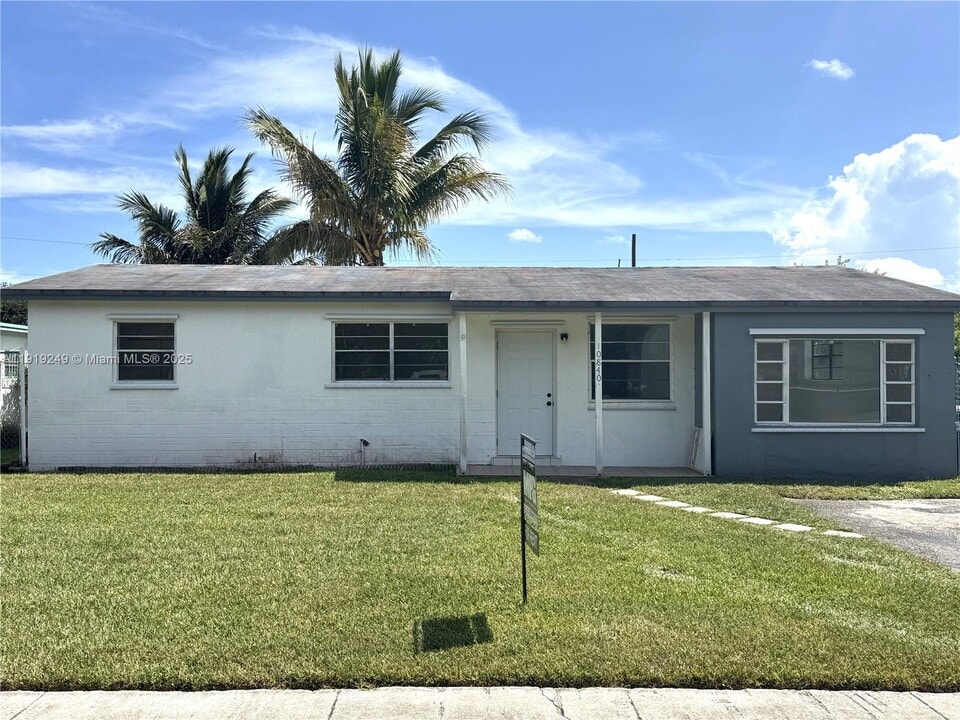 10840 SW 222nd Dr in Miami, FL - Building Photo