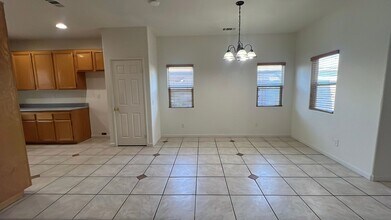 434 E Sunburst Cir in Lancaster, CA - Building Photo - Building Photo