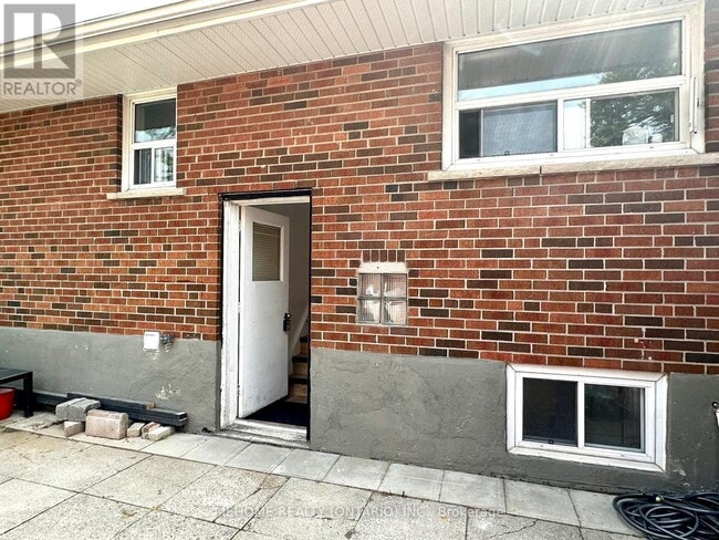 92 Scarden Ave in Toronto, ON - Building Photo - Building Photo