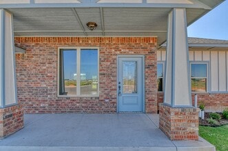 1433 E State Hwy 152 in Mustang, OK - Building Photo - Building Photo