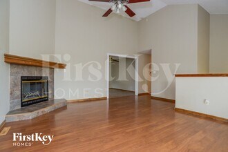 1004 SE Dover Dr in Lee's Summit, MO - Building Photo - Building Photo