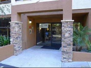 5530 Owensmouth Ave, Unit 233 in Woodland Hills, CA - Foto de edificio - Building Photo