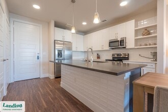 15950 Chase Hill Blvd in San Antonio, TX - Foto de edificio - Building Photo