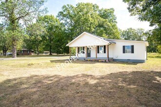 1522 Happy Valley Rd in Rossville, GA - Building Photo - Building Photo