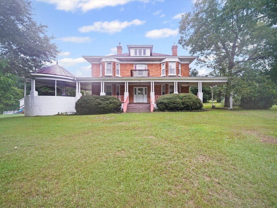 321 E Main St in Morven, NC - Building Photo