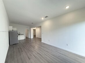 409 NW 4th Ave in Hallandale Beach, FL - Building Photo - Building Photo