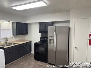 214 Merida St in San Antonio, TX - Building Photo - Building Photo