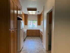 1296 Woodhaven Ln in Lodi, CA - Building Photo