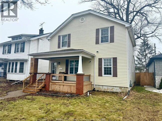 427 Cameron Ave in Windsor, ON - Foto de edificio - Building Photo