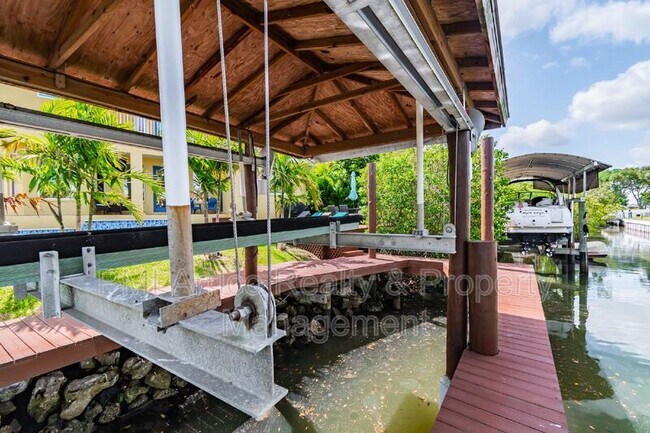 539 Treviso Dr in Apollo Beach, FL - Building Photo - Building Photo