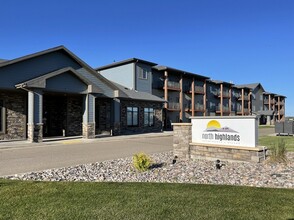 North Highlands Apartments in Minot, ND - Building Photo - Building Photo