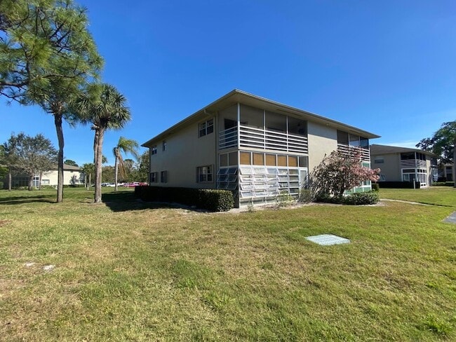 26 Lake Vista Trail, Unit 201 in Port St. Lucie, FL - Foto de edificio - Building Photo