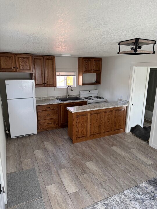328 6th Ave E in Dickinson, ND - Building Photo