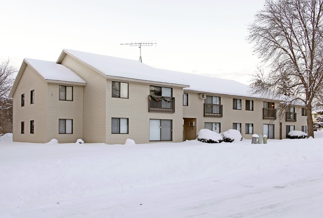 Creekside Apartments in Litchfield, MN - Building Photo