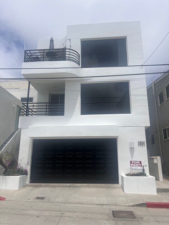 4302 Ocean Dr, Unit A in Manhattan Beach, CA - Building Photo