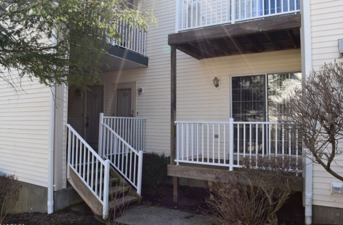 250 Potomac Dr in Basking Ridge, NJ - Building Photo