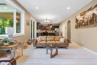 2847 NE 178th St in Lake Forest Park, WA - Foto de edificio - Building Photo