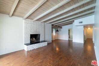 5652 Fallbrook Ave in Los Angeles, CA - Building Photo - Building Photo