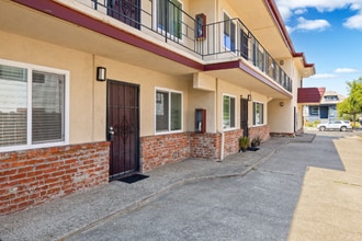2612 Santa Clara Ave in Alameda, CA - Building Photo - Building Photo