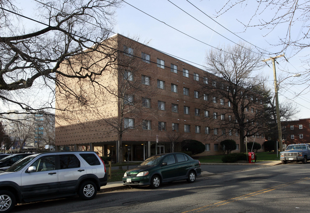 Quinton Arms in Arlington, VA - Building Photo