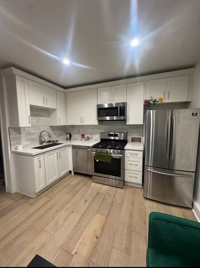 5525 Hermitage Ave, Unit 5525 Hermitage