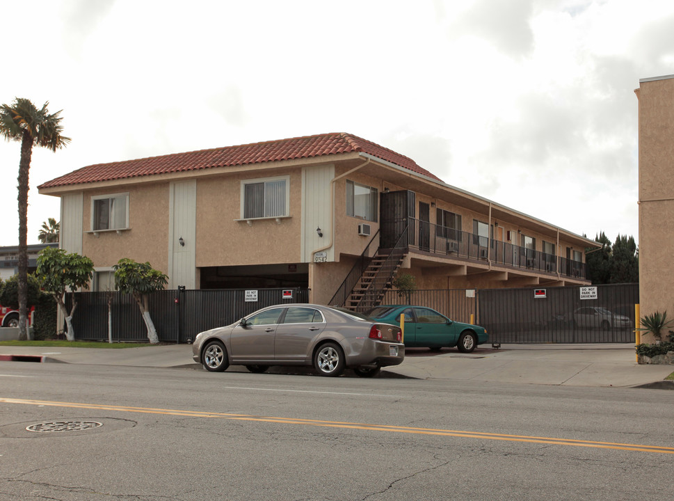 9542 Flower St in Bellflower, CA - Building Photo