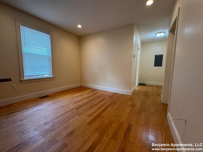 35 Pratt St, Unit 1 in Boston, MA - Foto de edificio - Building Photo