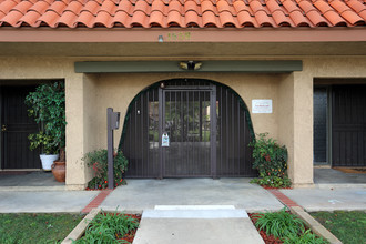 Las Verandes Apartments in Orange, CA - Foto de edificio - Building Photo