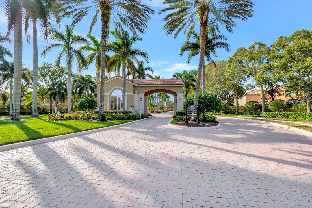 5057 Sancerre Cir in Greenacres, FL - Building Photo