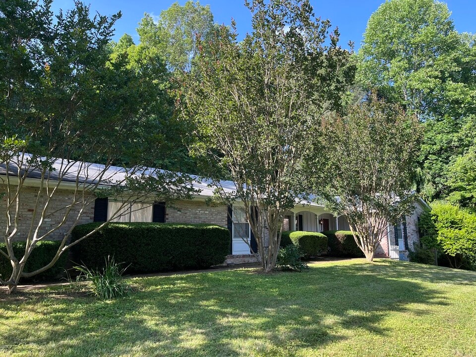112 Mockingbird Dr in Hendersonville, NC - Foto de edificio