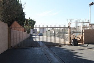 Summer Oaks in Van Nuys, CA - Building Photo - Building Photo