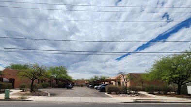 3118 E Blacklidge Dr, Unit #05 in Tucson, AZ - Foto de edificio - Building Photo