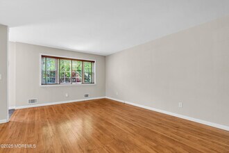 562 Innkeeper Ln in Toms River, NJ - Building Photo - Building Photo