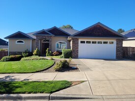 396 Patricia Ln in Eagle Point, OR - Building Photo