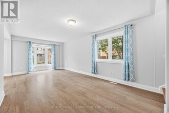 139 Genesee Dr in Oakville, ON - Building Photo - Building Photo