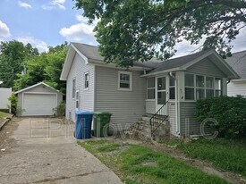947 Newton St in Waterloo, IA - Building Photo