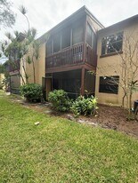 1303 Lakeview Dr E, Unit E in Royal Palm Beach, FL - Building Photo