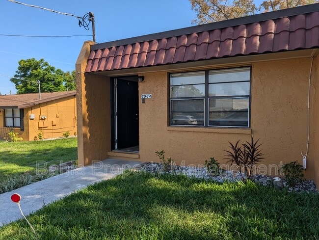 8944 Temple Terrace Hwy in Tampa, FL - Building Photo - Building Photo
