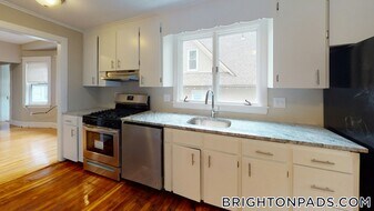 20-22-22 Upcrest Rd, Unit 2 in Boston, MA - Building Photo