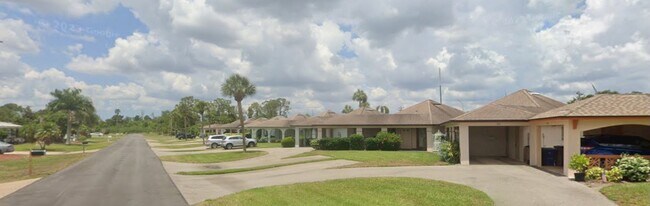 321 Dania St, Unit Village international in Lehigh Acres, FL - Building Photo - Building Photo