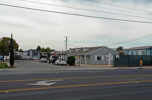 Colonial Manor in Freedom, CA - Building Photo - Building Photo