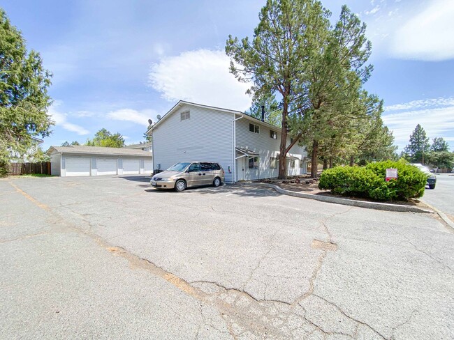 1630 SE Tempest Dr in Bend, OR - Building Photo - Building Photo