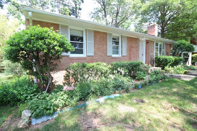 7624 Erie St in Annandale, VA - Foto de edificio - Building Photo