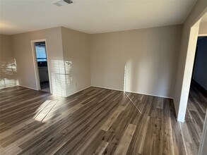 11735 N Willowdale Cir in Houston, TX - Building Photo - Building Photo