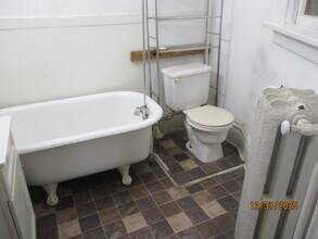 140 Loras Blvd, Unit #4 in Dubuque, IA - Building Photo - Building Photo