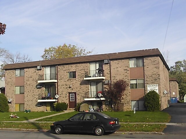 Robert Drive Apartments in North Tonawanda, NY - Foto de edificio